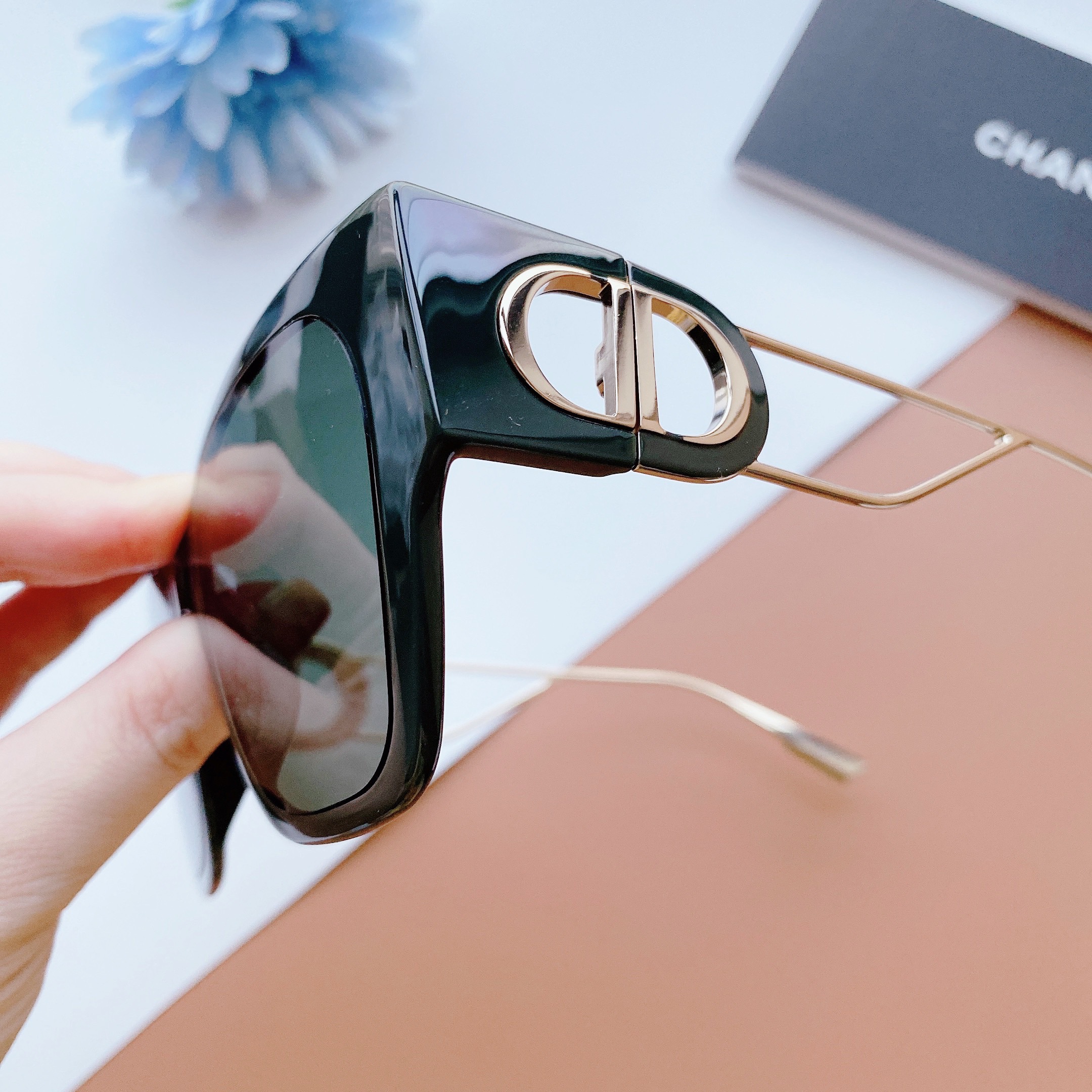 Cách phân biệt mắt kính Dior thật và giả hữu ích nhất